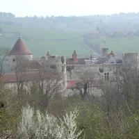 640px-Chateau_de_Rochefort_Allier.jpg-min