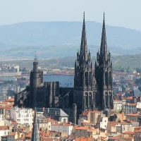 686px-Cathedrale_vue_de_montjuzet_detail.jpg-min